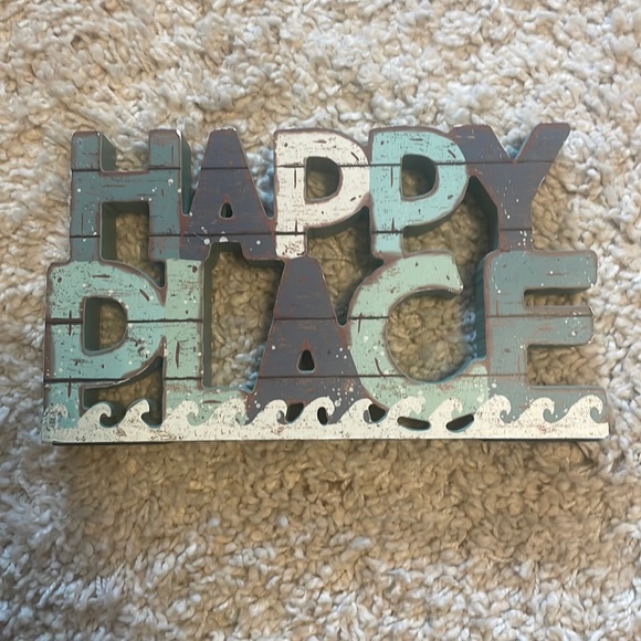 ‘Happy Place’ home decor - Picture 3 of 3
